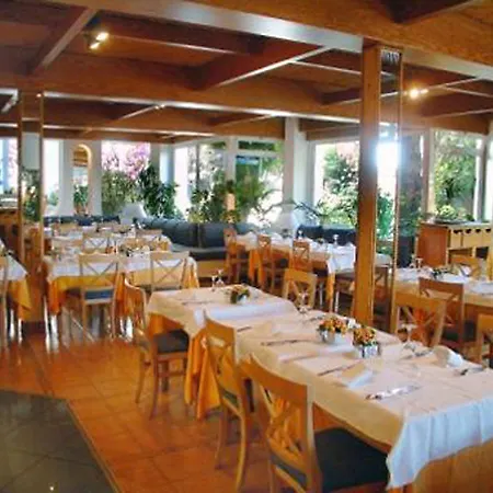 Ponderosa Hotel *
